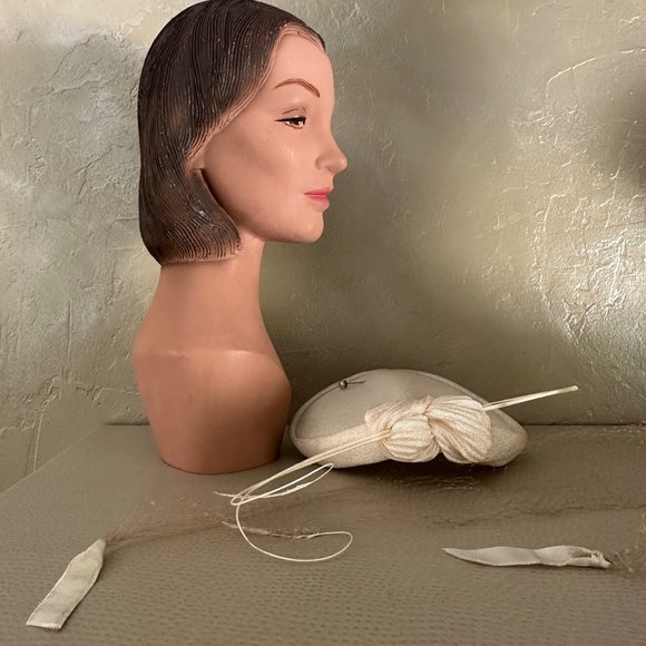 FASHIONABLE 1950s\' OFF-WHITE FABRIC CAP WITH FEATHER QUILL TRIM + VEIL main image 8